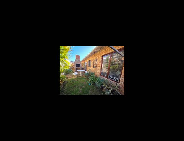 2 BEDROOM TOWNHOUSE FOR SALE IN JEFFREYS BAY CENTRAL